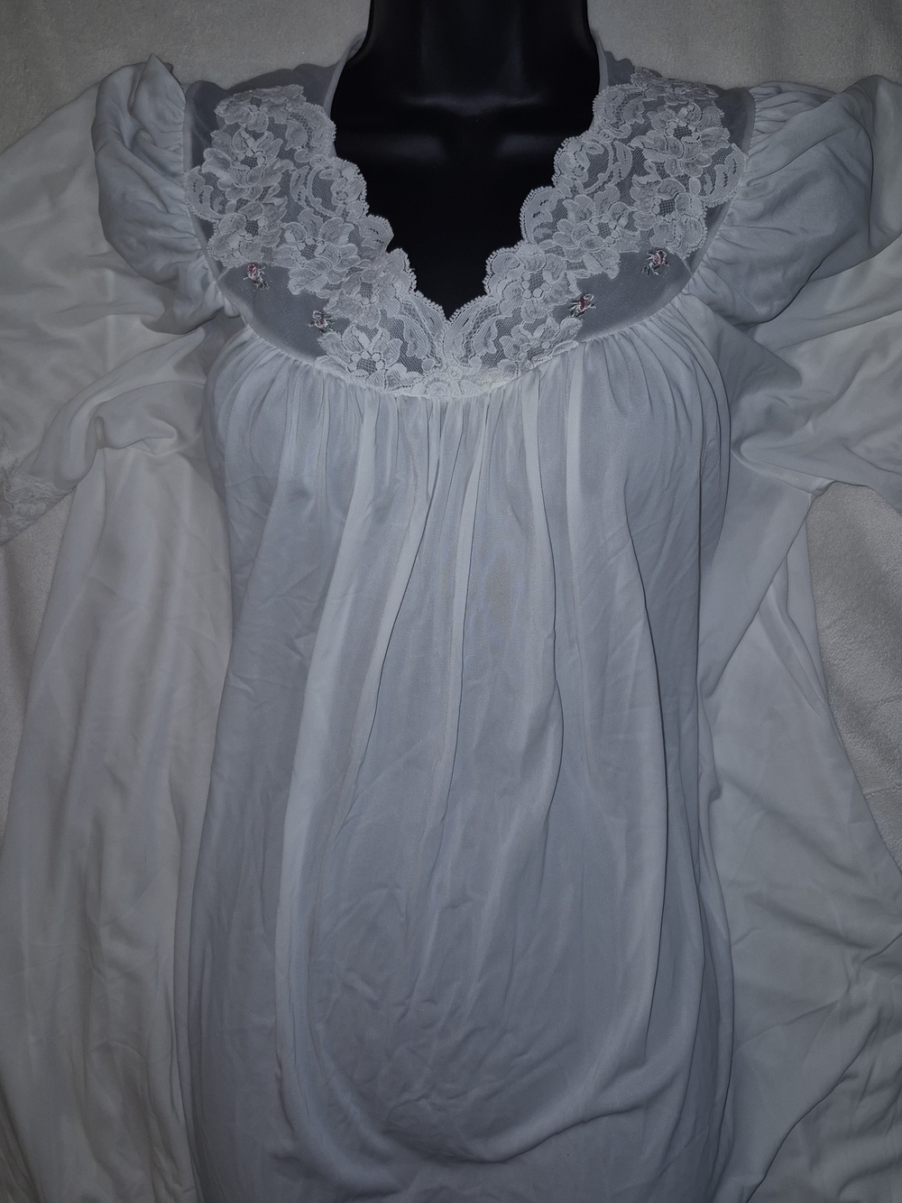 Vintage Shadow Line Medium White Lace-Trim Embroiderd Flowers Nightgown